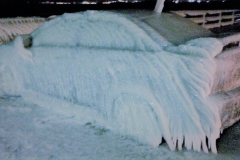 jäätynyt auto